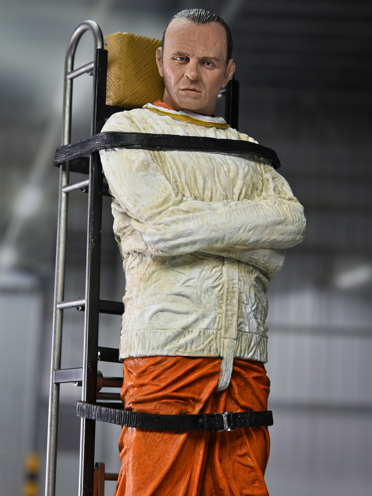 SILENCE OF THE LAMBS - DR. HANNIBAL LECTER (MASKED) 7" SCALE ACTION FIGURE - Image 7