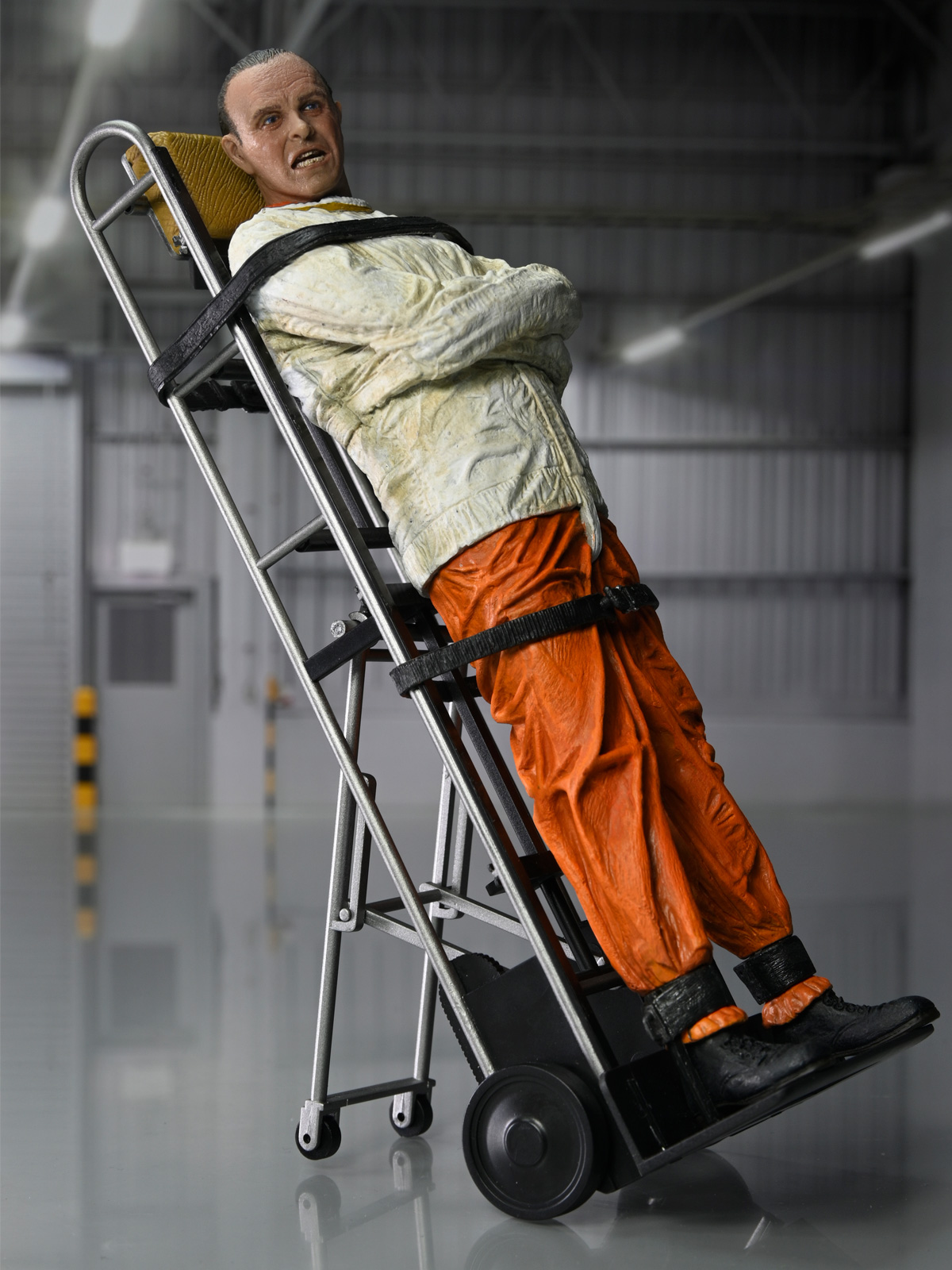 SILENCE OF THE LAMBS - DR. HANNIBAL LECTER (MASKED) 7" SCALE ACTION FIGURE - Image 5