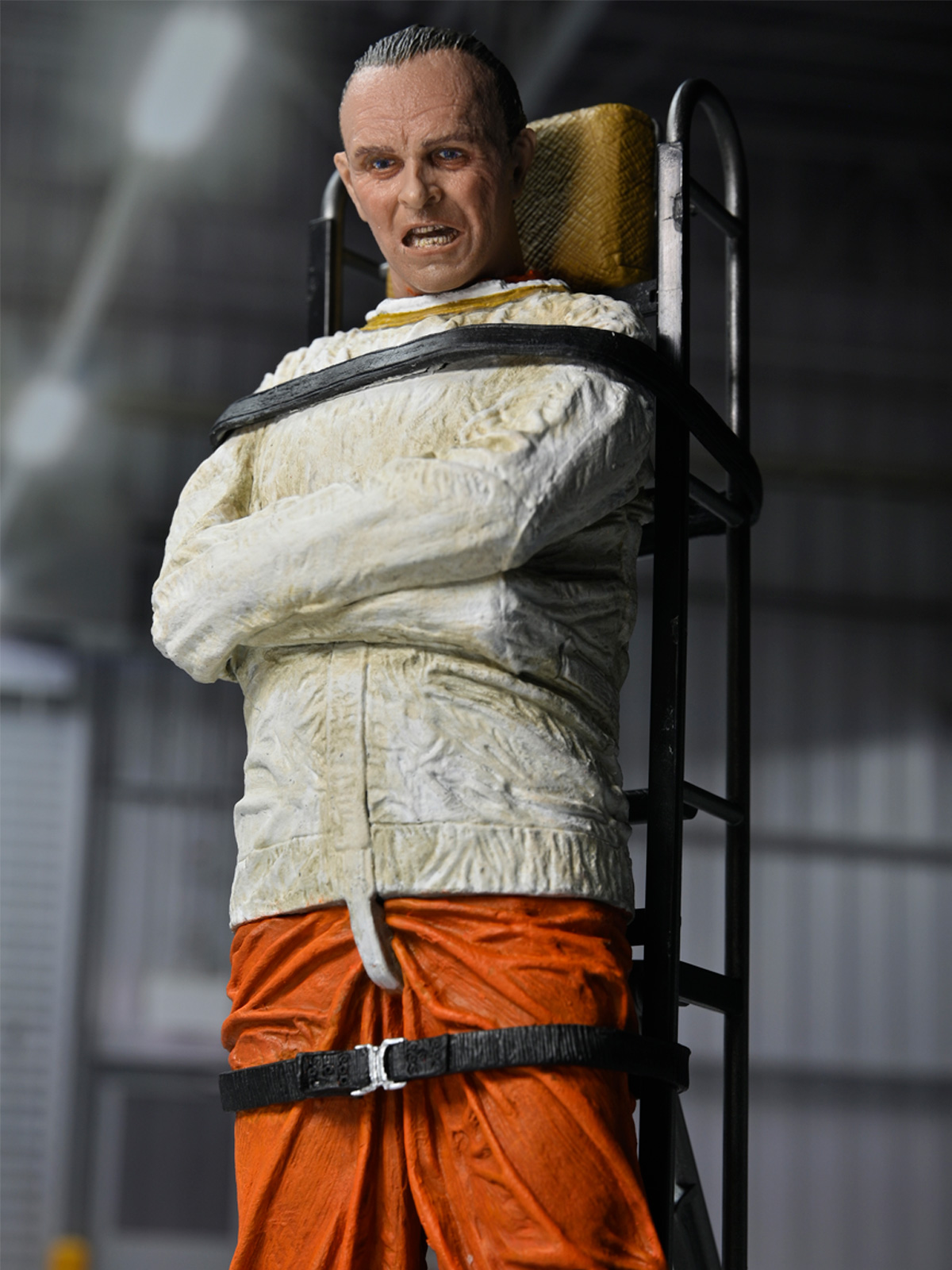 SILENCE OF THE LAMBS - DR. HANNIBAL LECTER (MASKED) 7" SCALE ACTION FIGURE - Image 4