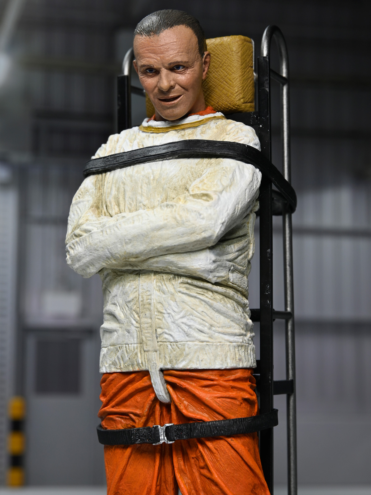 SILENCE OF THE LAMBS - DR. HANNIBAL LECTER (MASKED) 7" SCALE ACTION FIGURE - Image 3