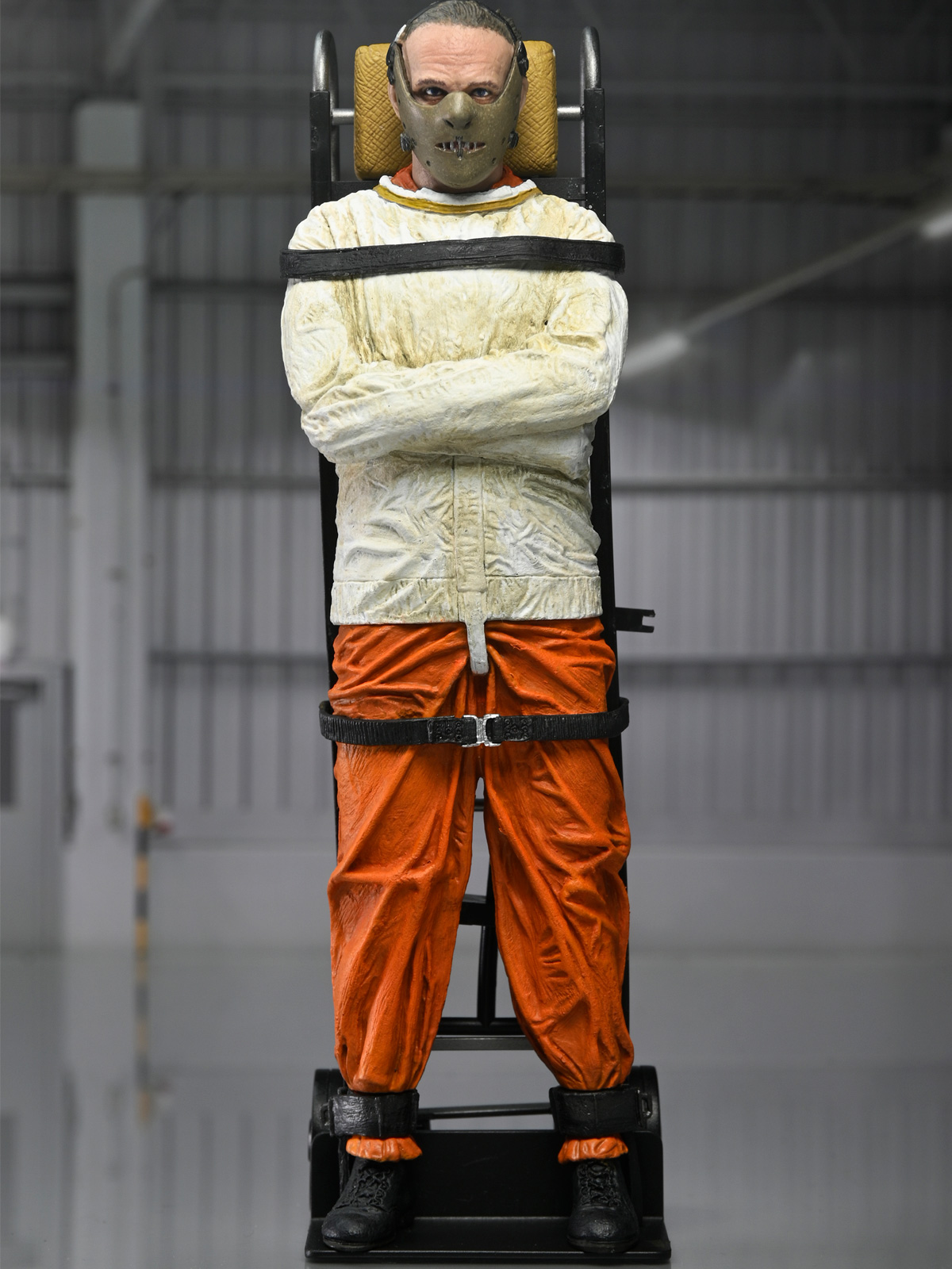 SILENCE OF THE LAMBS - DR. HANNIBAL LECTER (MASKED) 7" SCALE ACTION FIGURE - Image 11