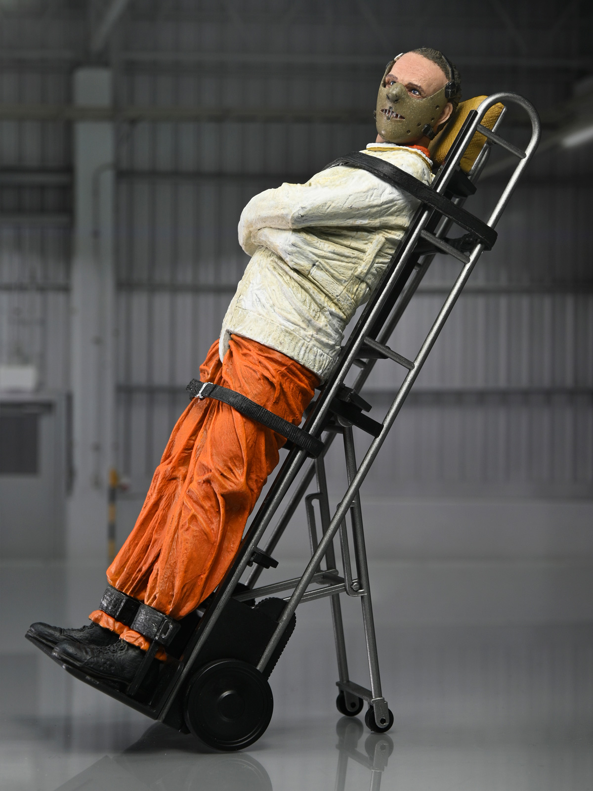 SILENCE OF THE LAMBS - DR. HANNIBAL LECTER (MASKED) 7" SCALE ACTION FIGURE - Image 10