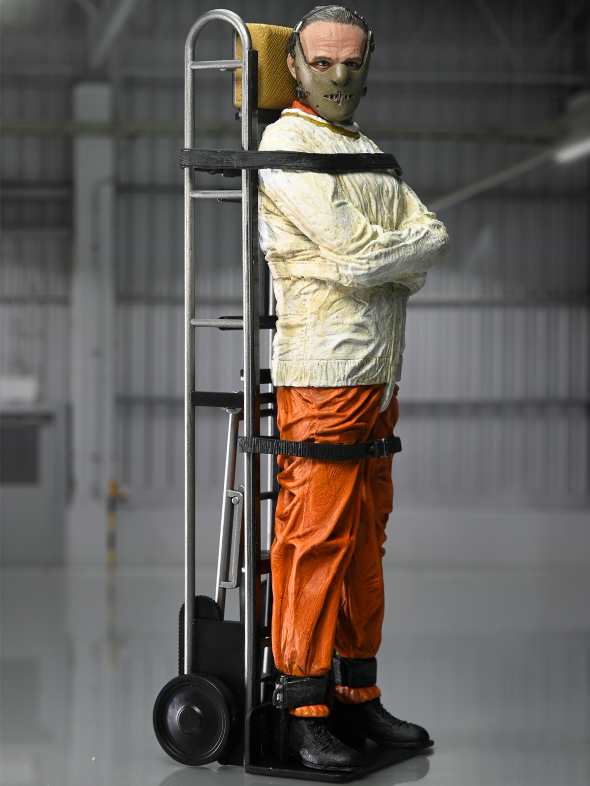 SILENCE OF THE LAMBS - DR. HANNIBAL LECTER (MASKED) 7" SCALE ACTION FIGURE - Image 9