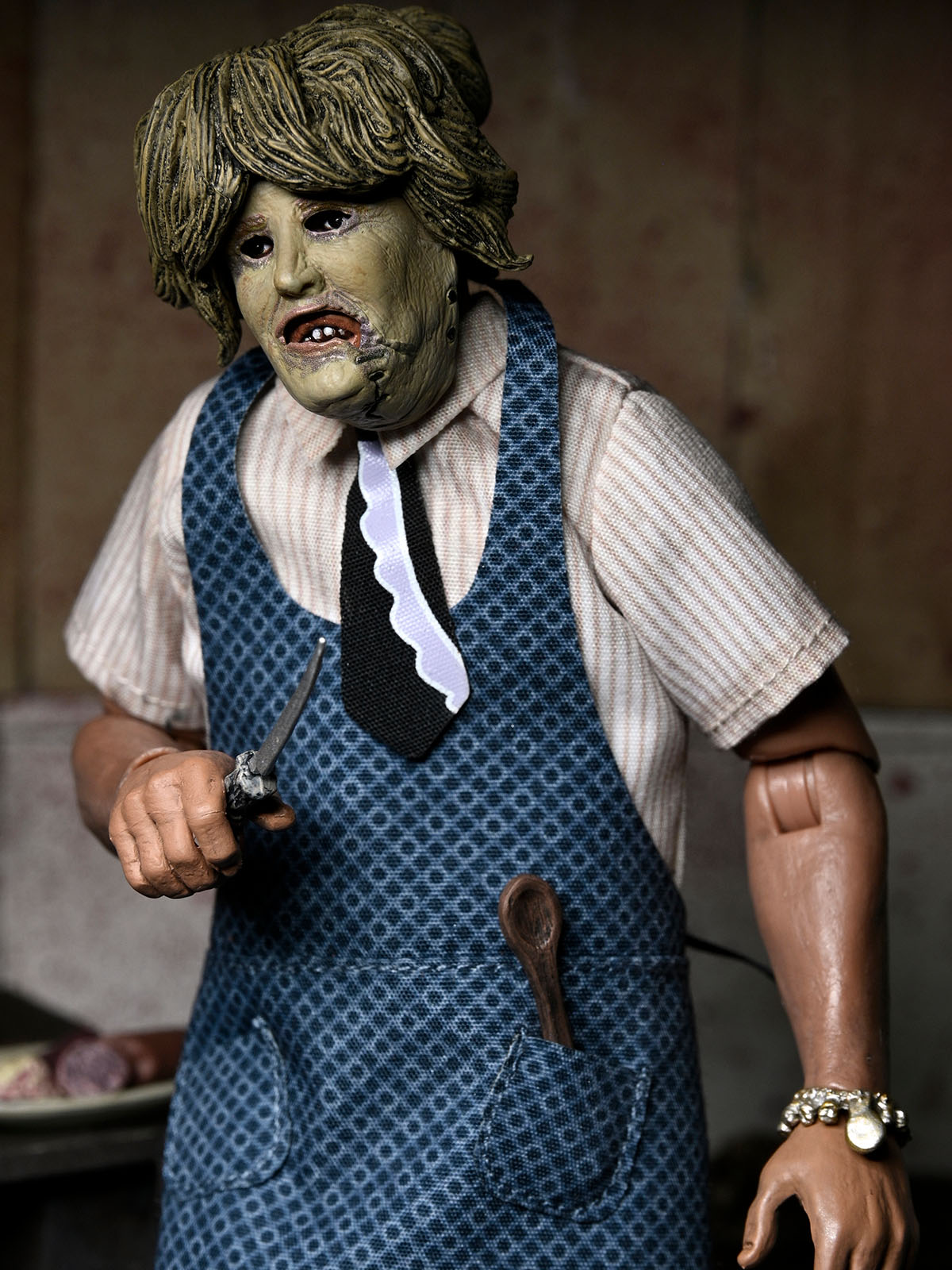 TEXAS CHAINSAW MASSACRE LEATHERFACE WITH OLD LADY MASK - 8" CLOTHED ACTION FIGURE (WINDOW BOX) - Image 3