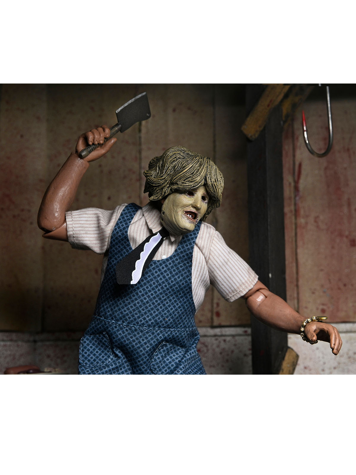 TEXAS CHAINSAW MASSACRE LEATHERFACE WITH OLD LADY MASK - 8" CLOTHED ACTION FIGURE (WINDOW BOX) - Image 7