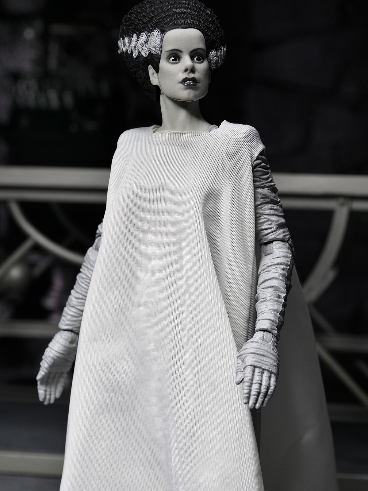 UNIVERSAL MONSTERS X BRIDE OF FRANKENSTEIN 90TH ANNIVERSARY - THE MONSTER & HIS MATE 2PK 7" FIGURES (B&W) - Image 7