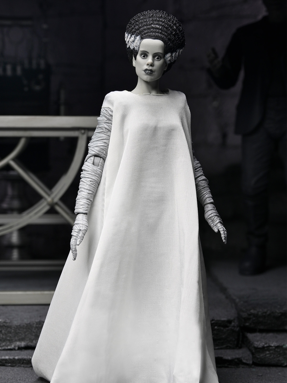 UNIVERSAL MONSTERS X BRIDE OF FRANKENSTEIN 90TH ANNIVERSARY - THE MONSTER & HIS MATE 2PK 7" FIGURES (B&W) - Image 5