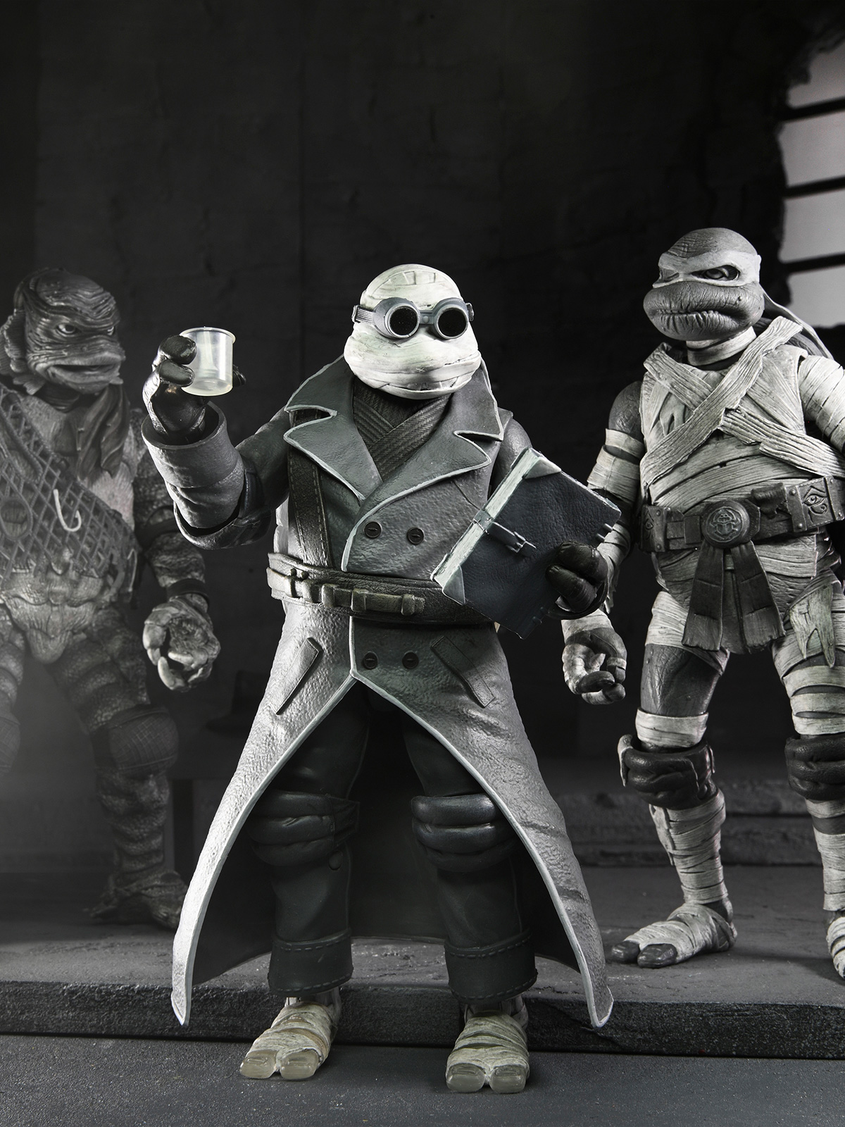 TMNT X UNIVERSAL MONSTERS 4 PACK TURTLES BLACK & WHITE - 7" SCALE ACTION FIGURES - Image 4